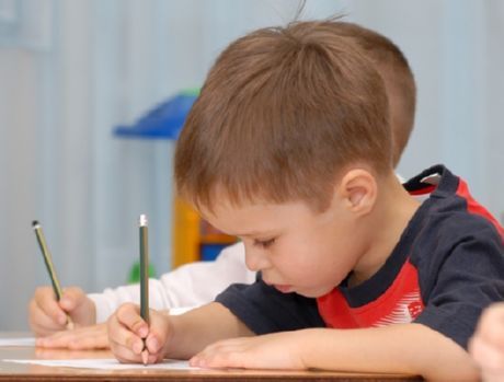 Como ensinar uma criança a escrever é um problema para muitos pais jovens