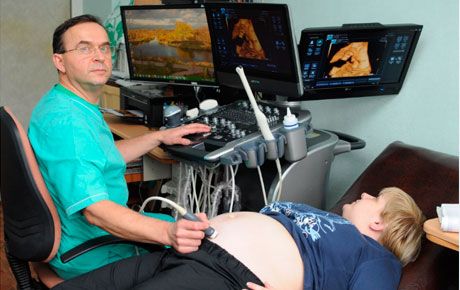 Obstetra-ginecologista, médico de diagnóstico de ultra-som da categoria mais alta, Yavorsky Yuri Tsezarevich, médico com experiência de trabalho de 32 anos