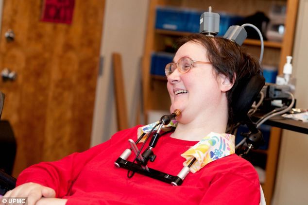 Uma mulher paralisada controla uma mão artificial com a ajuda do pensamento