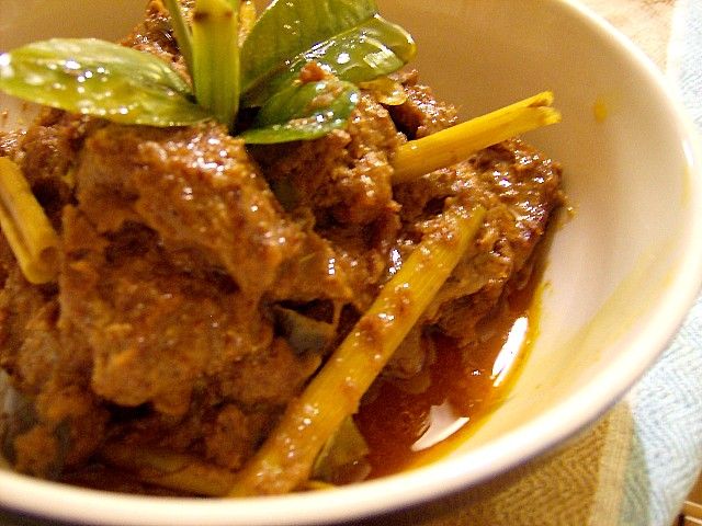 11. Rendang, Indonésia